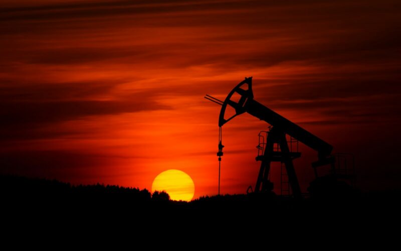 Produção de petróleo e gás em alto-mar impulsiona mercado de seguros nacional / Foto: Zbynek Burival / Unsplash