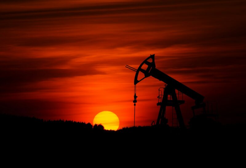 Produção de petróleo e gás em alto-mar impulsiona mercado de seguros nacional / Foto: Zbynek Burival / Unsplash