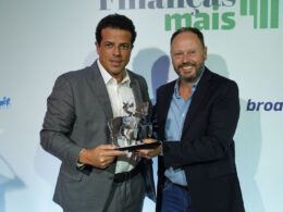 João Géo Neto (à esquerda), CEO da Pottencial Seguradora, recebe o prêmio / Foto: Divulgação
