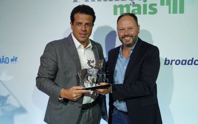 João Géo Neto (à esquerda), CEO da Pottencial Seguradora, recebe o prêmio / Foto: Divulgação