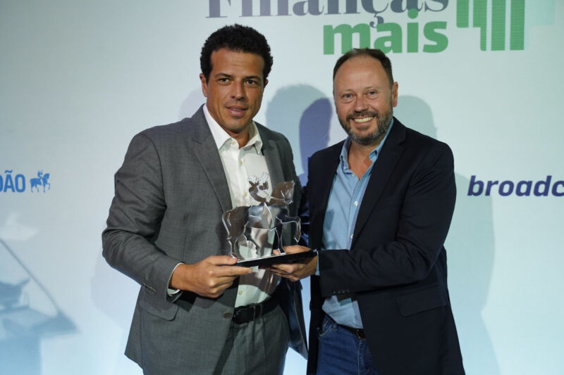 João Géo Neto (à esquerda), CEO da Pottencial Seguradora, recebe o prêmio / Foto: Divulgação