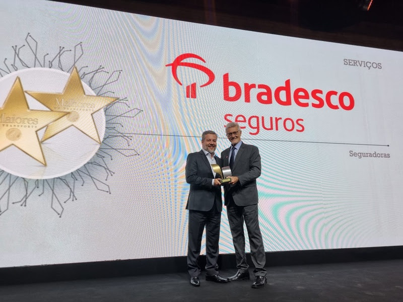 Ricardo Luís Costa, Superintendente Regional Comercial da Bradesco Auto/RE, recebe o prêmio Maiores do Transporte e Melhores do Transporte 2024 / Foto: Divulgação