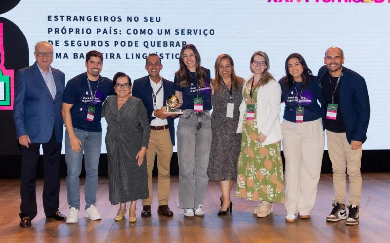 Alexsandro Souza Ramos, superintendente de Contact Center, Isabel Cristina Silvestre Martines, Gerente de Operações e Call Center e Francine Duarte Zanconato, Gerente de Formação e Qualidade de Operações receberam o prêmio no Memorial da América Latina, São Paulo / Foto: Divulgação