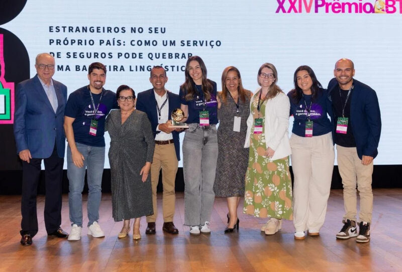 Alexsandro Souza Ramos, superintendente de Contact Center, Isabel Cristina Silvestre Martines, Gerente de Operações e Call Center e Francine Duarte Zanconato, Gerente de Formação e Qualidade de Operações receberam o prêmio no Memorial da América Latina, São Paulo / Foto: Divulgação
