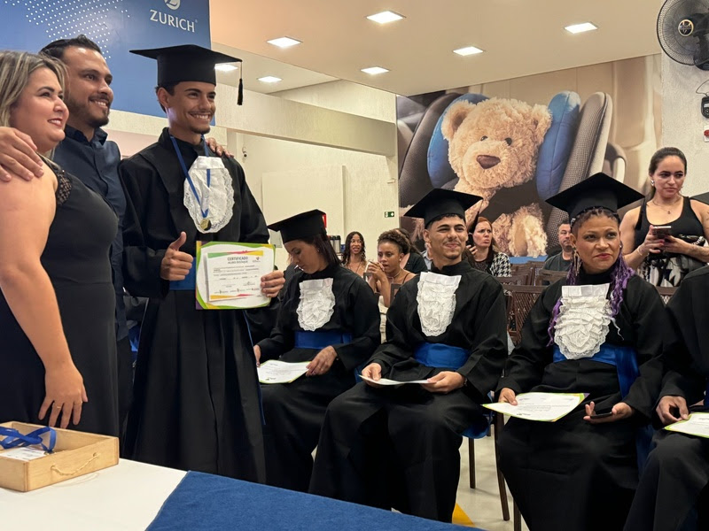 Formandos do projeto Moldando o Futuro - Escola de Funilaria / Foto: Divulgação