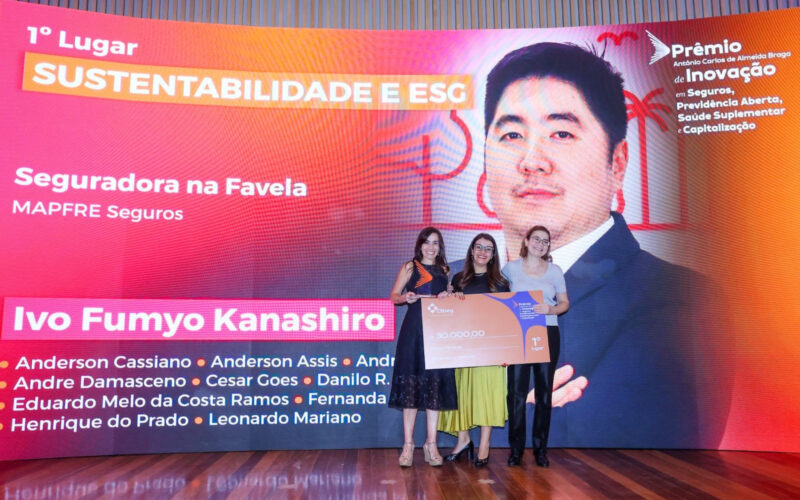 Fátima Lima, diretora de Sustentabilidade da MAPFRE, recebendo a premiação na cerimônia da CNseg / Foto: Divulgação