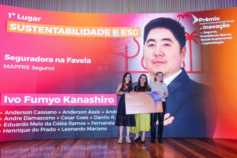 Fátima Lima, diretora de Sustentabilidade da MAPFRE, recebendo a premiação na cerimônia da CNseg / Foto: Divulgação