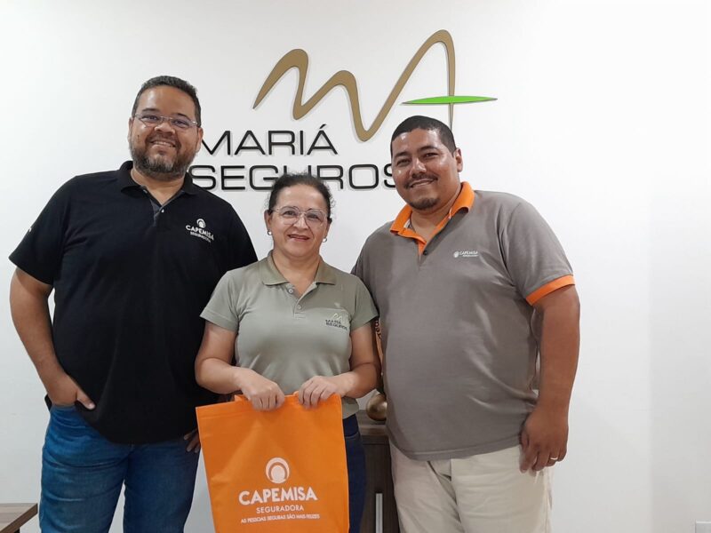 Wellengton Amorim Campos - Executivo de Contas - Sucursal Cuiabá, Adriana Gonçalves - Mariá Corretora de Seguros E Charles Arilson Ramos Lima - Gerente Comercial - Sucursal Cuiabá, comemoram o 3º ano de cobertura do evento pela CAPEMISA Seguradora / Foto: Divulgação