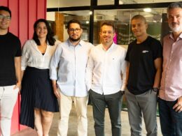 A Company Hero, plataforma de soluções destinada a profissionais PJ, anuncia a aquisição das corretoras de seguros Duca Saúde e Segure.Me, como parte de uma estratégia de crescimento da companhia. Com a integração das empresas, a Company Hero amplia sua oferta de serviços para profissionais PJ, incluindo planos de saúde, seguros e outros benefícios tanto para os 32 mil clientes ativos em sua base quanto para qualquer novo consumidor. Além dos novos serviços adicionados à plataforma, a Company Hero oferece serviços como formalização e abertura de CNPJ, escritório virtual e integração a uma rede de contadores parceiros, com players como Contabilizei, Amigotech, Caveo e Agilize. Para MEIs, a companhia ainda oferece emissão de nota fiscal e pagamento simplificado DAS. Todas as soluções estão centralizadas no PJ Hero, aplicativo da empresa. “Queremos ser o ‘plug and play’ para ajudar o profissional autônomo ou PJ a se estruturar para trabalhar com conforto e equilíbrio com a vida pessoal. Com esse movimento junto à Duca Saúde e ao Segure.Me, conseguimos trazer empreendedores experientes e ótimos produtos para a Hero”, afirma Miklos Grof, CEO da Company Hero. Para Grof, as aquisições reforçam a estratégia da Company Hero de atender toda a jornada desses profissionais. “Começamos ajudando a abrir o CNPJ sem burocracia, e agora ampliamos esse mesmo cuidado e atenção ao CPF por trás da empresa. Nossa visão é ser o parceiro do profissional PJ em toda essa jornada, então estamos construindo e trazendo parceiros para oferecer esses serviços”, complementa. Oferta de planos de saúde e seguros A Duca Saúde aporta tecnologia para fazer com que o profissional PJ consiga cotar, comprar, gerenciar e usar um plano de saúde de maneira simples e 100% digital, sem a necessidade de um corretor. “Entendemos que havia uma sinergia muito grande em produto e público, já que focamos no profissional independente e autônomo. As seguradoras e corretoras geralmente não conseguem dar atenção para esse público depois da venda, enquanto nós estamos presentes em toda a trajetória para fazer com que esses profissionais sejam sempre bem atendidos”, pontua Philipe Marques, CEO da Duca Saúde, que passa a responder como diretor de Seguros da Company Hero. Além de Philipe, os outros co-fundadores da Duca Saúde se tornam sócios e assumem cargos de liderança na Hero. Ágatta Marinho (ex-CRO) assume como Diretora Comercial de Seguros, enquanto Nicolas Aoki (ex-CTO) se torna Principal Engineer Com essa expertise e esse produto, a Company Hero será capaz de escalar um atendimento com qualidade para a sua base de clientes, de mais de 32 mil empresas em todo o País. A Segure.Me fortalece a estrutura de seguros, uma vez que tem relacionamento e contratos vigentes com mais de 40 seguradoras. O cadastro e acesso direto elimina intermediários da cadeia, e melhora o custo e experiência do consumidor final. “Queremos ajudar o profissional PJ a se proteger, indo desde a informação até a escolha assertiva de produtos. Entendemos a dor do consumidor e customizamos a oferta para o que funciona melhor para ele - sem o conflito de interesse do corretor”, conta Luiz Bruzadin, fundador e CEO da Segure.Me e agora Diretor Executivo de Seguros e Previdência da Company Hero. Com mais de 30 anos no mercado de seguros, Bruzadin acumula passagens por Cigna, Canada Life, Metlife e Icatu Seguros. Tanto os times da Duca Saúde quanto da Segure.Me foram integrados à Company Hero, assim como a tecnologia e as licenças regulatórias das duas empresas. Futuro da Company Hero Com receita superior a R$ 35 milhões em 2024, a Company Hero não descarta novas investidas ao mercado, com aquisições e captação de investimentos, para seguir crescendo mais de 100% ano contra ano. “Acreditamos que o mercado de PJs é um dos mais dinâmicos e promissores do Brasil. Estes profissionais estão moldando o futuro da economia, mas ainda enfrentam muitos desafios para acessar benefícios, gerir suas operações e alcançar estabilidade financeira. Nossa missão é ser o ponto de apoio que eles precisam”, comenta Miklos, empreendedor serial que criou e vendeu a startup Fundacity. Em 2023, o Brasil alcançou a marca de mais de 21,8 milhões de empresas, sendo que 15 milhões operam no regime MEI (Microempreendedor Individual). Levantamento recente do Sebrae aponta ainda que o país registrou 874 mil novas microempresas (ME) no ano passado, o que representa um aumento de 21% em comparação a 2023, enquanto as formalizações de MEI cresceram 6,7%, totalizando 3,1 milhões novos microempreendedores individuais. / Foto: Divulgação