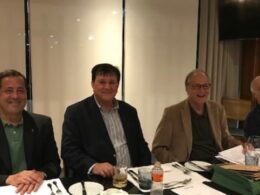 Da esquerda para direita: Marcus Vinicius Martins; Gilberto Vilella, diretor financeiro CB-RJ; Anselmo Abrantes Fortuna, reitor do CB-RJ e Jorge Carvalho, diretor secretário CB-RJ, no jantar mensal do Clube da Bolinha (RJ) em 2023 / Foto: Divulgação