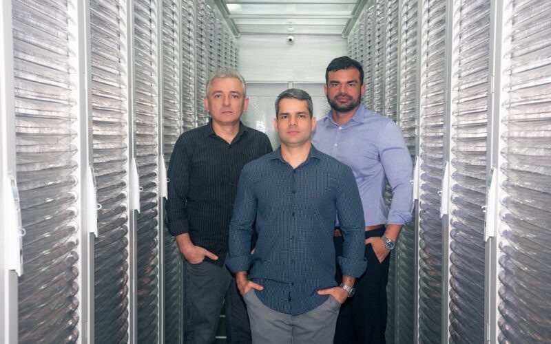 Diretores e CEO da Hostweb (João Victor Moreira - diretor de tecnologia, Wladimir Soares - CEO e Daniel Aguiar - diretor comercial) / Foto: Reginaldo Marinho / Divulgação