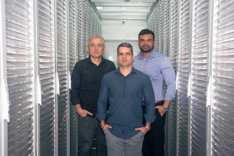Diretores e CEO da Hostweb (João Victor Moreira - diretor de tecnologia, Wladimir Soares - CEO e Daniel Aguiar - diretor comercial) / Foto: Reginaldo Marinho / Divulgação