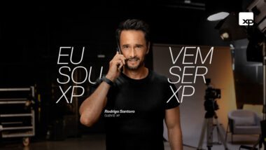 XP escala Rodrigo Santoro, ator e cliente da empresa, para campanha que coloca o investidor como protagonista / Divulgação