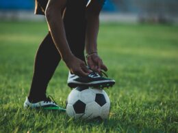 Risco das concussões: pancadas em jogos de futebol podem causar sequelas graves / Foto: Freepik