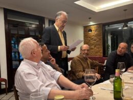 O reitor do Clube da Bolinha-RJ, Anselmo de Abrantes Fortuna, e confrades durante jantar de outubro de 2024 / Foto: Divulgação