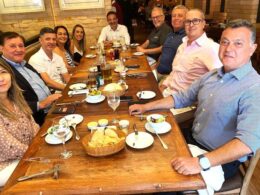 A diretoria da Aconseg-RJ, executivos e o CEO do Grupo HDI, Eduardo Dal Ri, durante almoço em restaurante no Centro do Rio / Foto: Divulgação