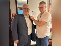 No jantar de fevereiro, o advogado de direito do seguro, Jorge Antônio Dantas Silva, do Escritório Dantas Silva Advogados Associados, apadrinhado por Paulo Penido, recebeu o distintivo do Clube da Bolinha (RJ) / Foto: Divulgação