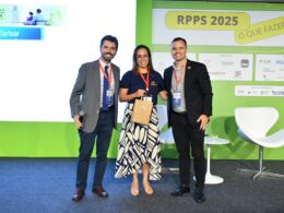 Elanir Santos e Rodrigo Ilhéu, da diretoria comercial, representaram a Quartzo Capital no evento sediado em Curitiba (PR) / Foto: Cleverson Santos / Apeprev / Divulgação