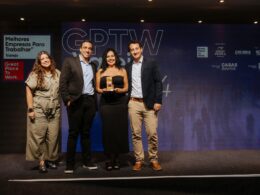 Bruno Venancio e Claudia Brito recebendo prêmio GPTW 2024 / Foto: Divulgação
