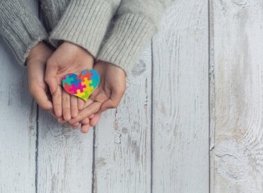 Curso gratuito e online capacita profissionais para atendimento de crianças com autismo e está com inscrições abertas / Foto: Freepik