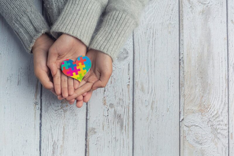 Curso gratuito e online capacita profissionais para atendimento de crianças com autismo e está com inscrições abertas / Foto: Freepik
