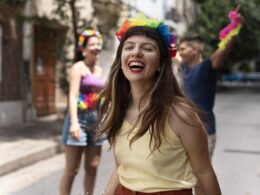 Carnaval sem perrengue: 5 dicas para garantir sua saúde bucal na folia / Foto: Freepik