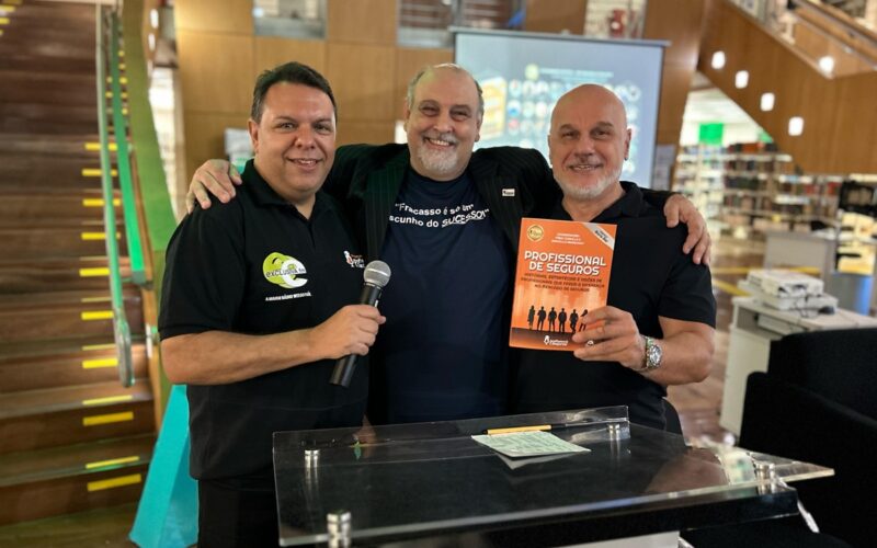 Fábio Sorolla e Marcello Brancacci ao lado de Anibal Teixeira / Foto: Divulgação