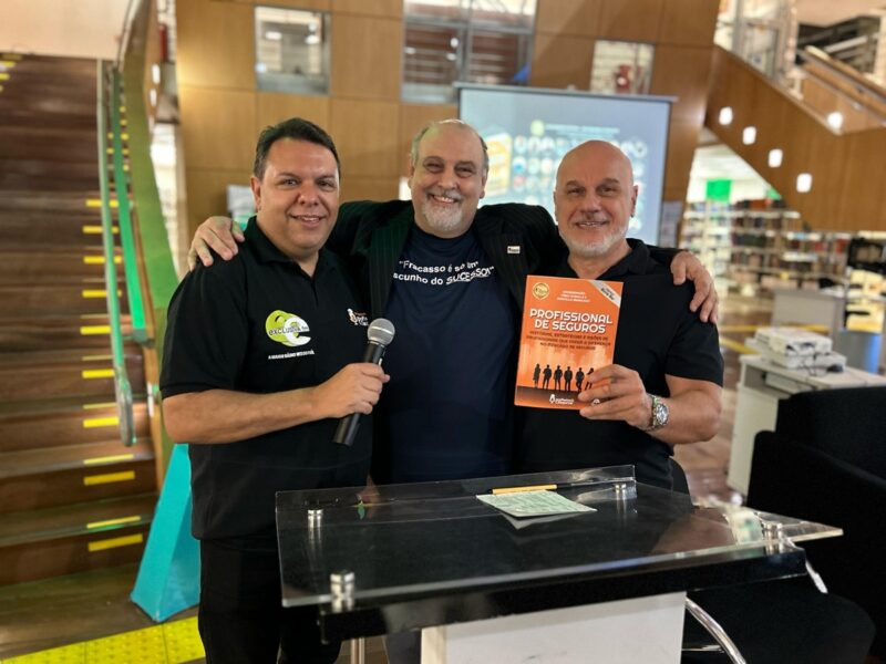 Fábio Sorolla e Marcello Brancacci ao lado de Anibal Teixeira / Foto: Divulgação