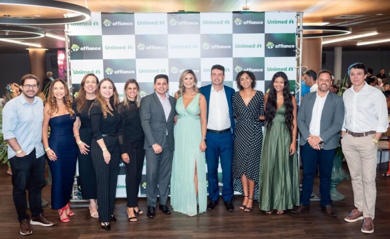 Executivos da Affiance e Unimed-BH celebram lançamento com parceiros de negócios / Foto: Divulgação