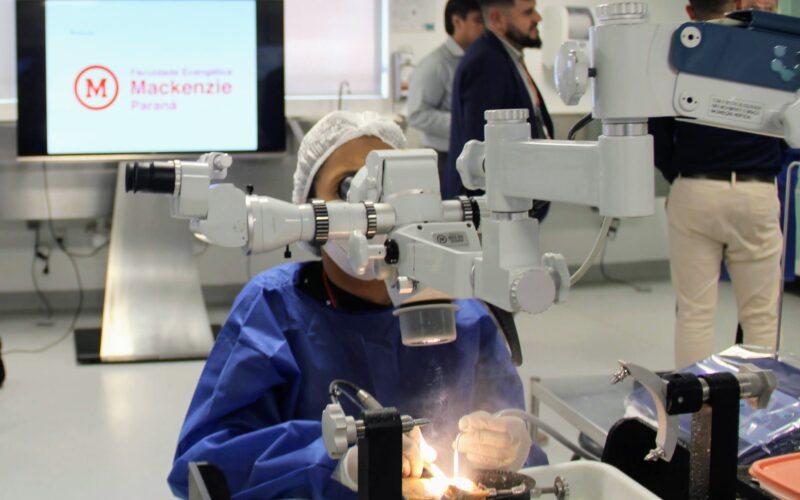 Evento internacional na Fempar capacita médicos em técnicas cirúrgicas de ouvido / Foto: Divulgação