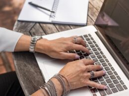 Marcas tradicionais buscam em shows e festivais a modernização do segmento e conexão extra com o público / Foto: LinkedIn Sales Solutions / Unsplash