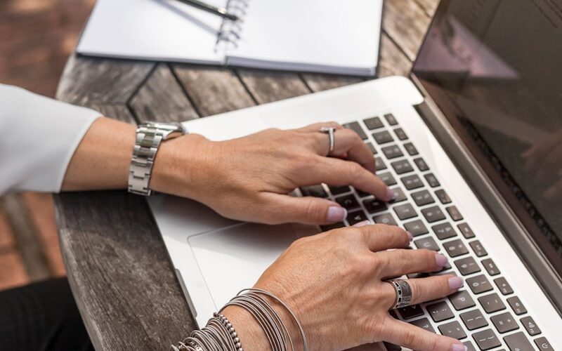 Marcas tradicionais buscam em shows e festivais a modernização do segmento e conexão extra com o público / Foto: LinkedIn Sales Solutions / Unsplash