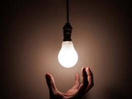 Especialista explica como proteger sua empresa contra apagões elétricos com o seguro certo / Foto: Luca Nardone / Unsplash