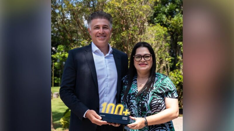 Roque de Holanda Melo (CEO) e Karine Chaves (CTIO) com o Prêmio 'As 100+ Inovadoras no Uso de TI' / Foto: Divulgação