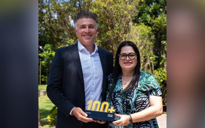 Roque de Holanda Melo (CEO) e Karine Chaves (CTIO) com o Prêmio 'As 100+ Inovadoras no Uso de TI' / Foto: Divulgação
