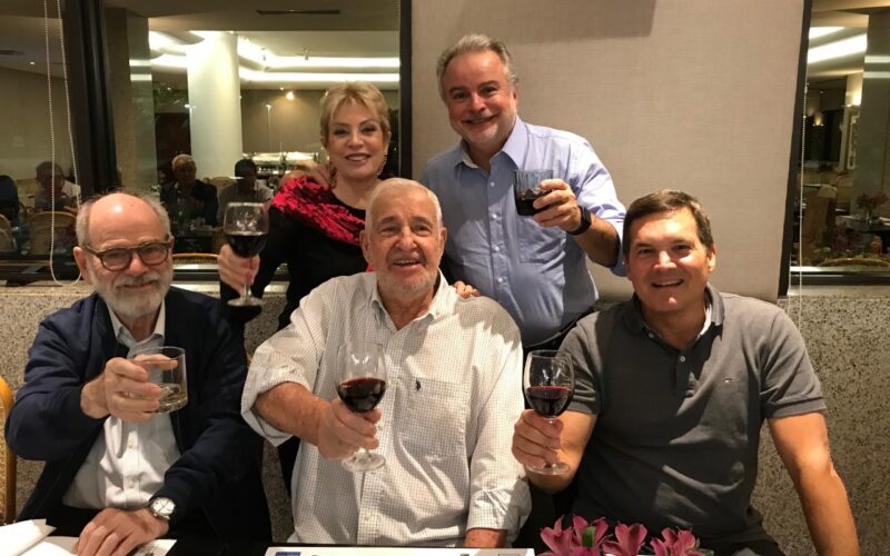 Terceiro da esquerda para direita, Eric no tradicional brinde dos Bolinhas, em junho de 2023 / Foto: Divulgação