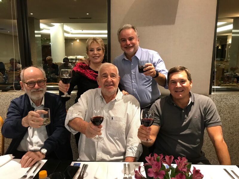 Terceiro da esquerda para direita, Eric no tradicional brinde dos Bolinhas, em junho de 2023 / Foto: Divulgação