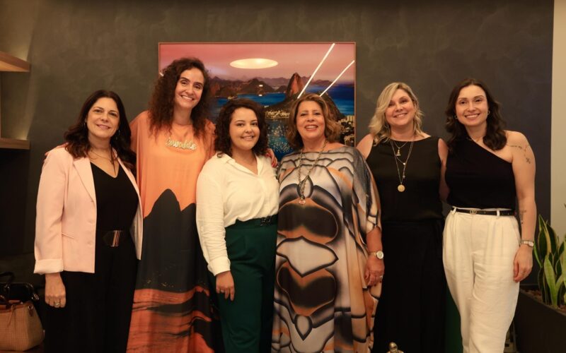 Da esquerda para a direita: Sonia Marra, presidente da Comissão da Mulher do CCS-RJ; Alessa, estilista e Conselheira de Moda da Prefeitura do Rio de Janeiro; Viviane Lines, especialista em maquiagem; Fátima Monteiro, presidente do CCS-RJ; Dayse Magesti, diretora administrativa do CCS-RJ; e Bruna Nunes Magesti, nutricionista / Foto: Rafael Wallace / Divulgação