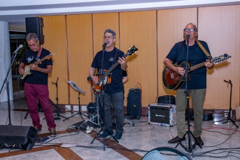 O conjunto Terra Molhada, o mais famoso cover dos Beatles, animou a festa de dezembro de 2024 e botou todo mundo para dançar e cantar / Foto: Dalvino Santino / Divulgação