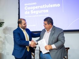 Foto 1 - Os presidentes Lucas Vergilio (ENS) e Márcio Lopes de Freitas (OCB) com o memorando de parceria entre as instituições / Foto: OCB / Divulgação