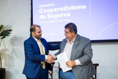 Foto 1 - Os presidentes Lucas Vergilio (ENS) e Márcio Lopes de Freitas (OCB) com o memorando de parceria entre as instituições / Foto: OCB / Divulgação