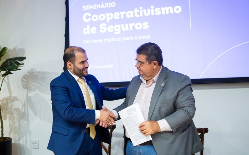 Foto 1 - Os presidentes Lucas Vergilio (ENS) e Márcio Lopes de Freitas (OCB) com o memorando de parceria entre as instituições / Foto: OCB / Divulgação
