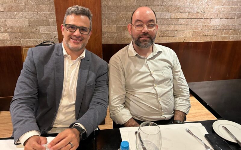 Os confrades Sandro Leal Alves(E) e Luis Cláudio da Silva Rodrigues Freitas(D) durante o jantar de março / Foto: Divulgação