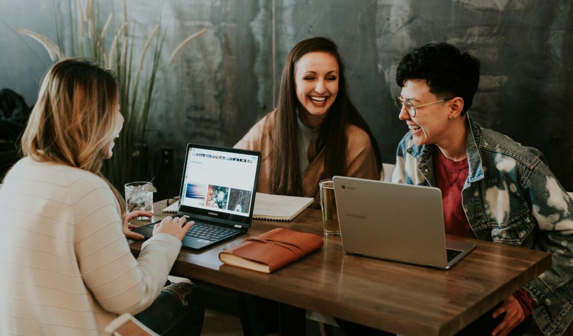 Como os benefícios trabalhistas podem fazer seus funcionários mais felizes e aumentar a produtividade no trabalho / Foto: Brooke Cagle / Unsplash