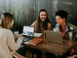Como os benefícios trabalhistas podem fazer seus funcionários mais felizes e aumentar a produtividade no trabalho / Foto: Brooke Cagle / Unsplash