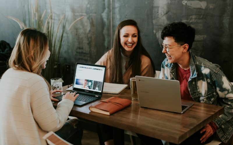 Como os benefícios trabalhistas podem fazer seus funcionários mais felizes e aumentar a produtividade no trabalho / Foto: Brooke Cagle / Unsplash