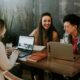 Como os benefícios trabalhistas podem fazer seus funcionários mais felizes e aumentar a produtividade no trabalho / Foto: Brooke Cagle / Unsplash