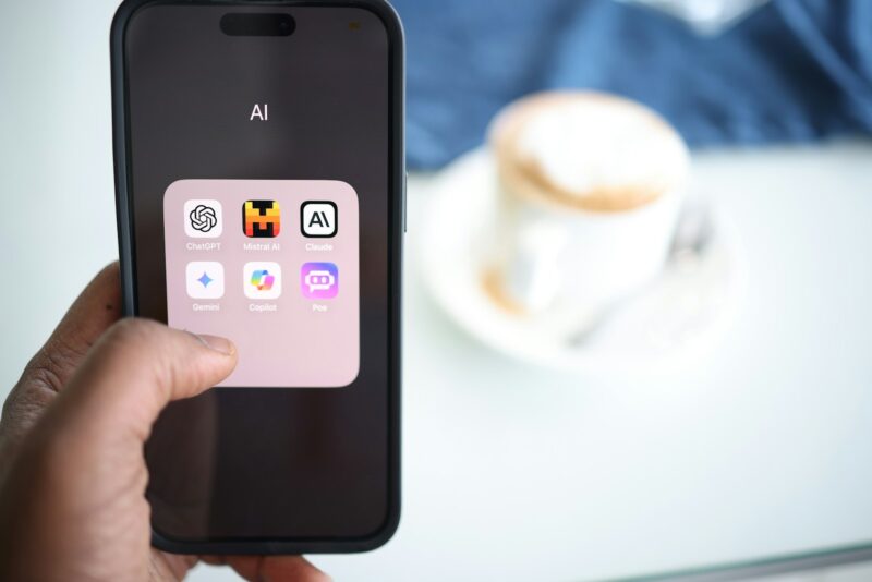 Buscas online por prompts de IA crescem 65% no último ano; ranking traz os comandos mais pesquisados pelos internautas / Foto: Solen Feyissa / Unsplash