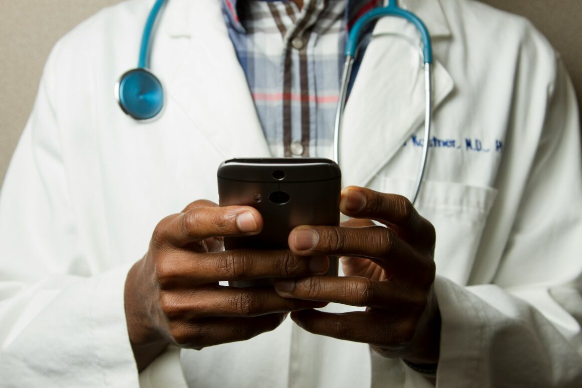 Saúde digital cresce no Brasil com investimentos e maior adesão da população / Foto: National Cancer Institute / Unsplash
