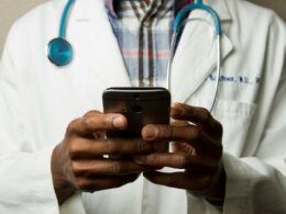 Saúde digital cresce no Brasil com investimentos e maior adesão da população / Foto: National Cancer Institute / Unsplash
